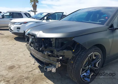 2022 BMW Ix xDrive50 z USA, uszkodzony, nr VIN WB523CF00NCK55340